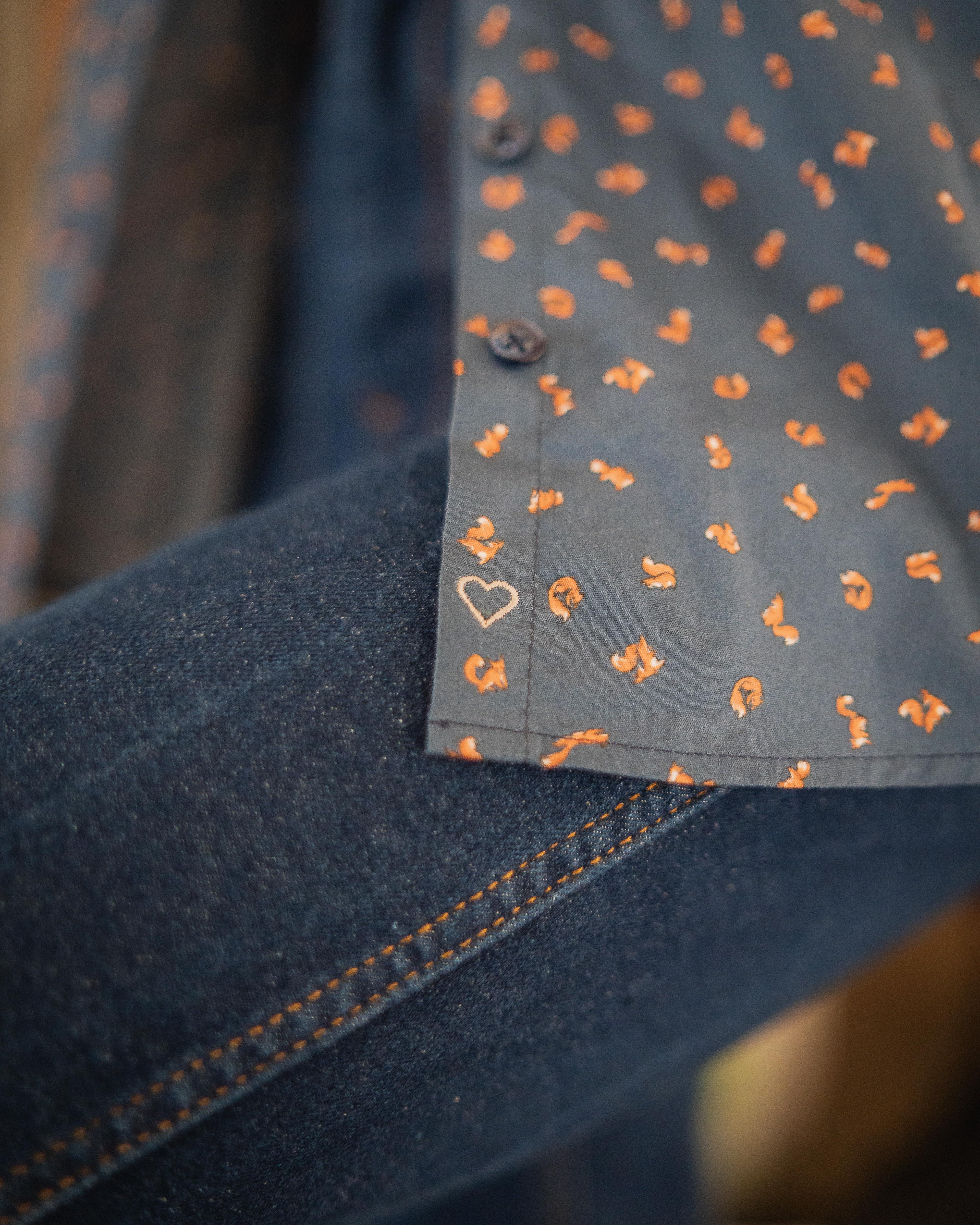 Stretch-Bluse SOPHIE mit Füchsen und Eichhörnchen Print in Blau (Art. 2240D-S)