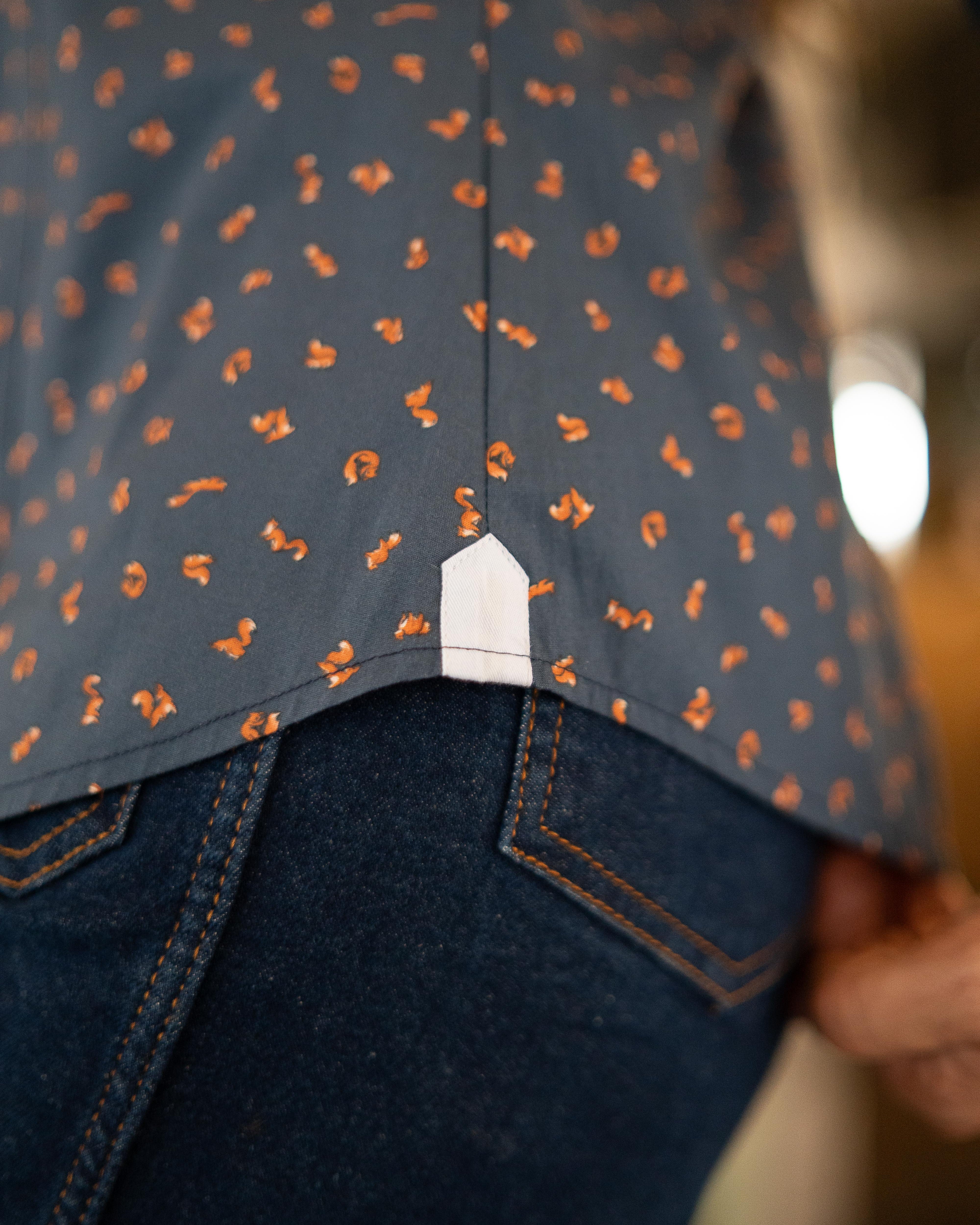 Stretch-Bluse SOPHIE mit Füchsen und Eichhörnchen Print in Blau (Art. 2240D-S)