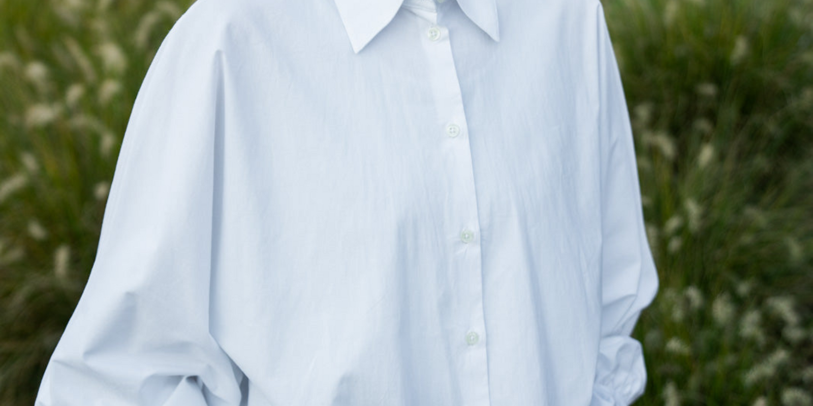 Oversize Hemden mit weiten Ärmeln: Der Modetrend 2025 zum Verlieben