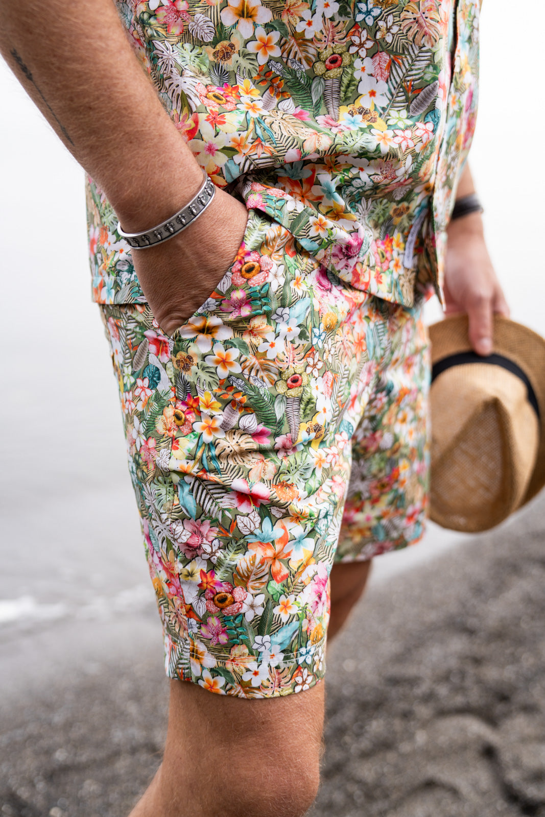 Hawaiian shorts with colorful floral print (Art. 2624-SH)