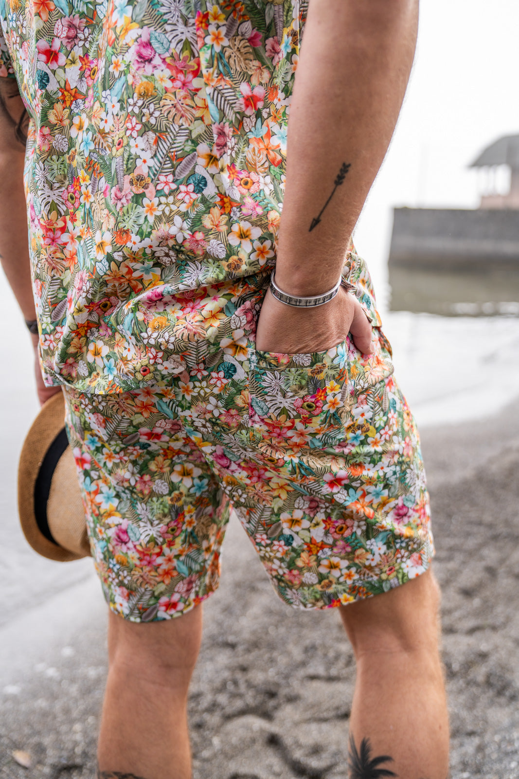 Hawaiian shorts with colorful floral print (Art. 2624-SH)