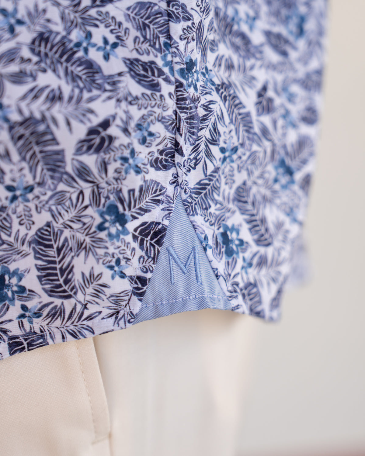Chemise décontractée à manches courtes avec imprimé estival bleu foncé (2822-C-KA)