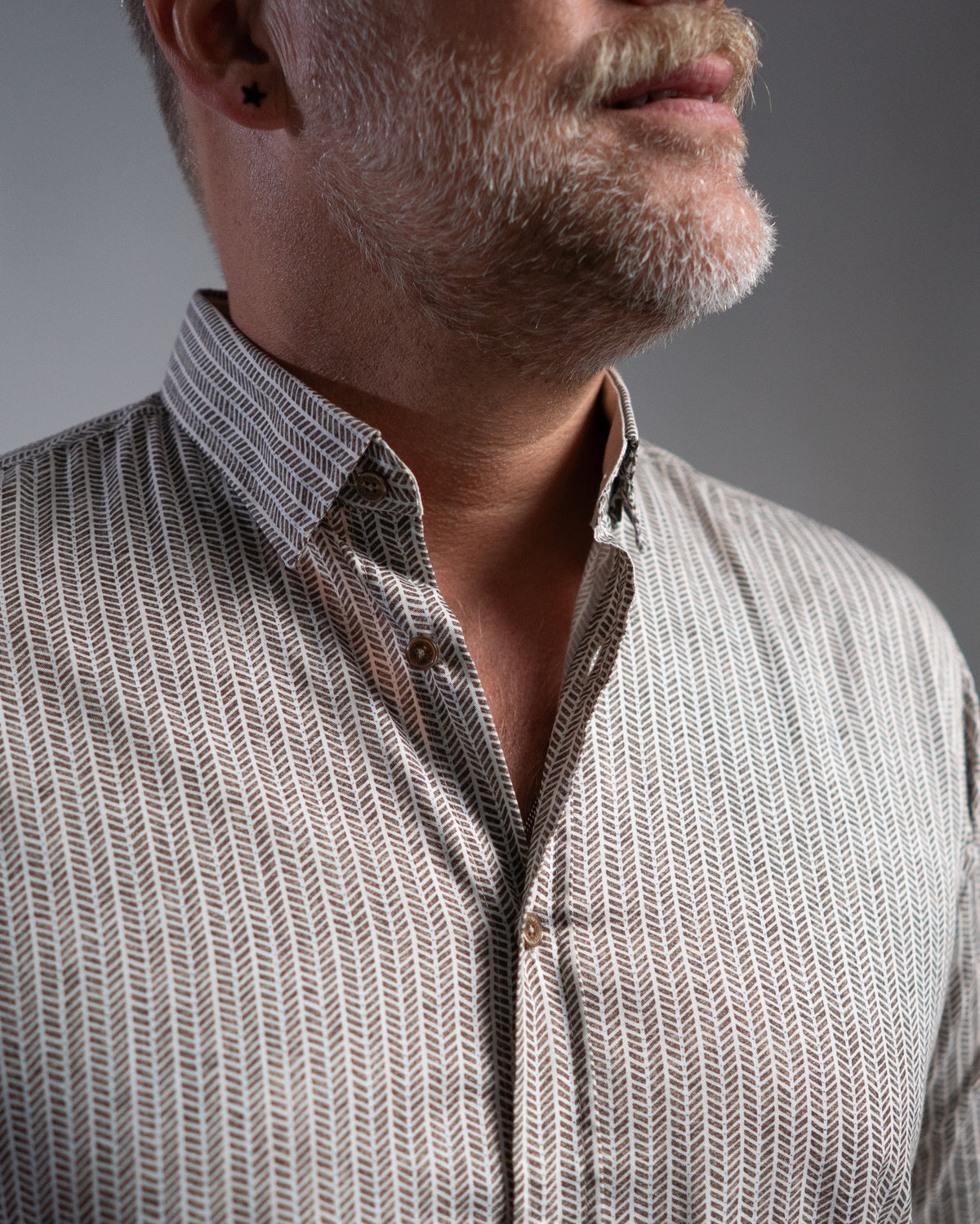 Freizeithemd mit Grafikprint in Braun (Art. 2516-C)