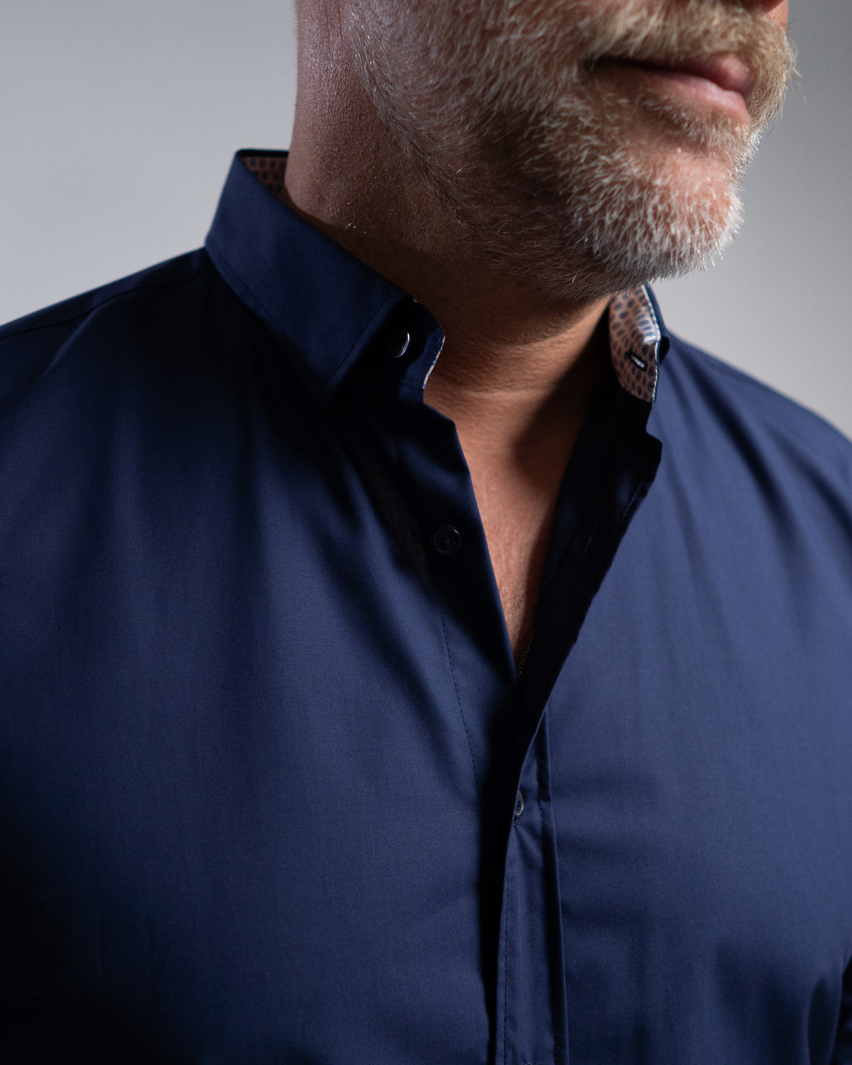 Bügelleichtes Freizeithemd mit Printmuster in Kragen und Manschette in Dunkelblau (Art. 1013-C)