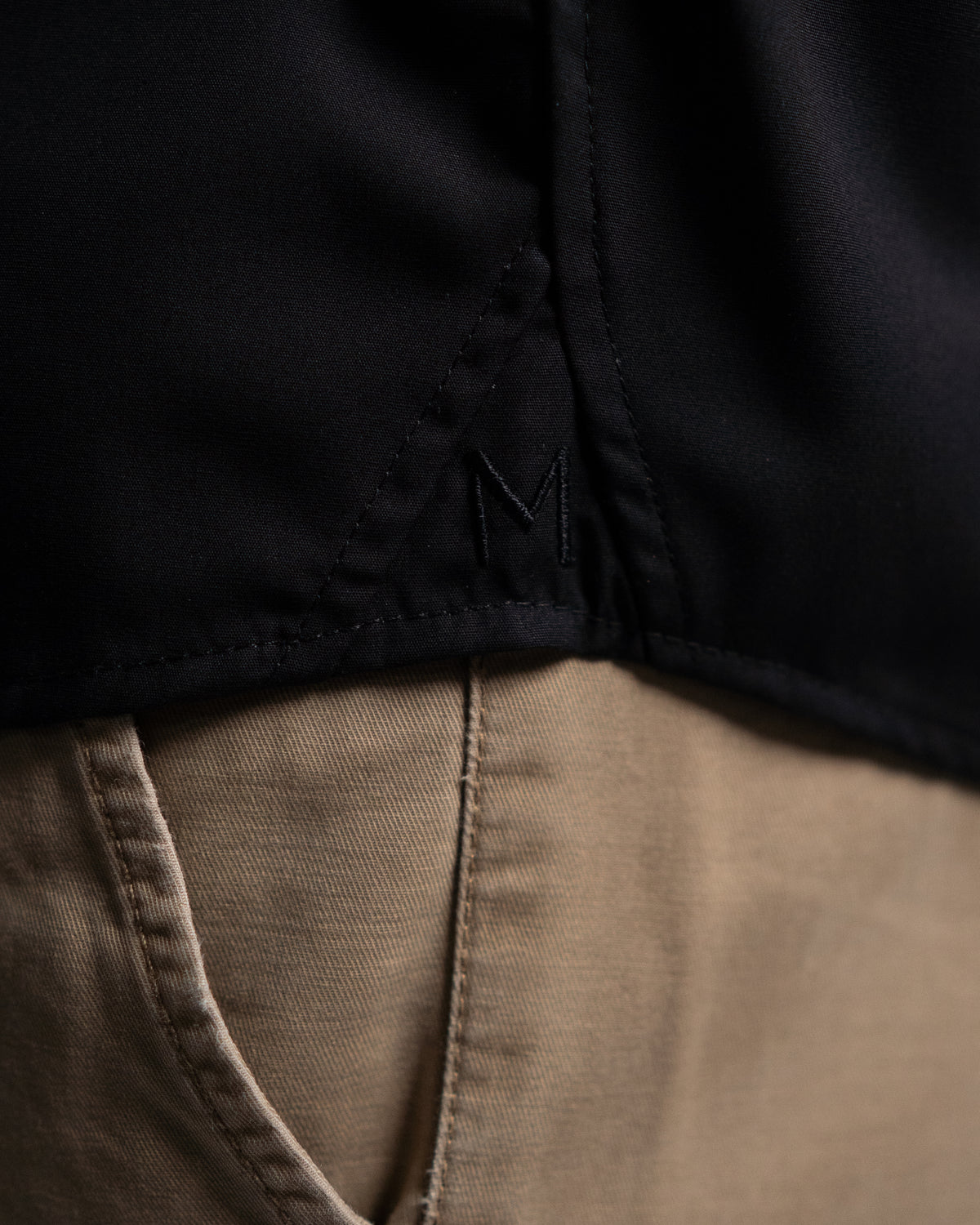 Bügelleichtes Freizeithemd mit Printmuster in Kragen und Manschette in Schwarz (Art. 1014-C)