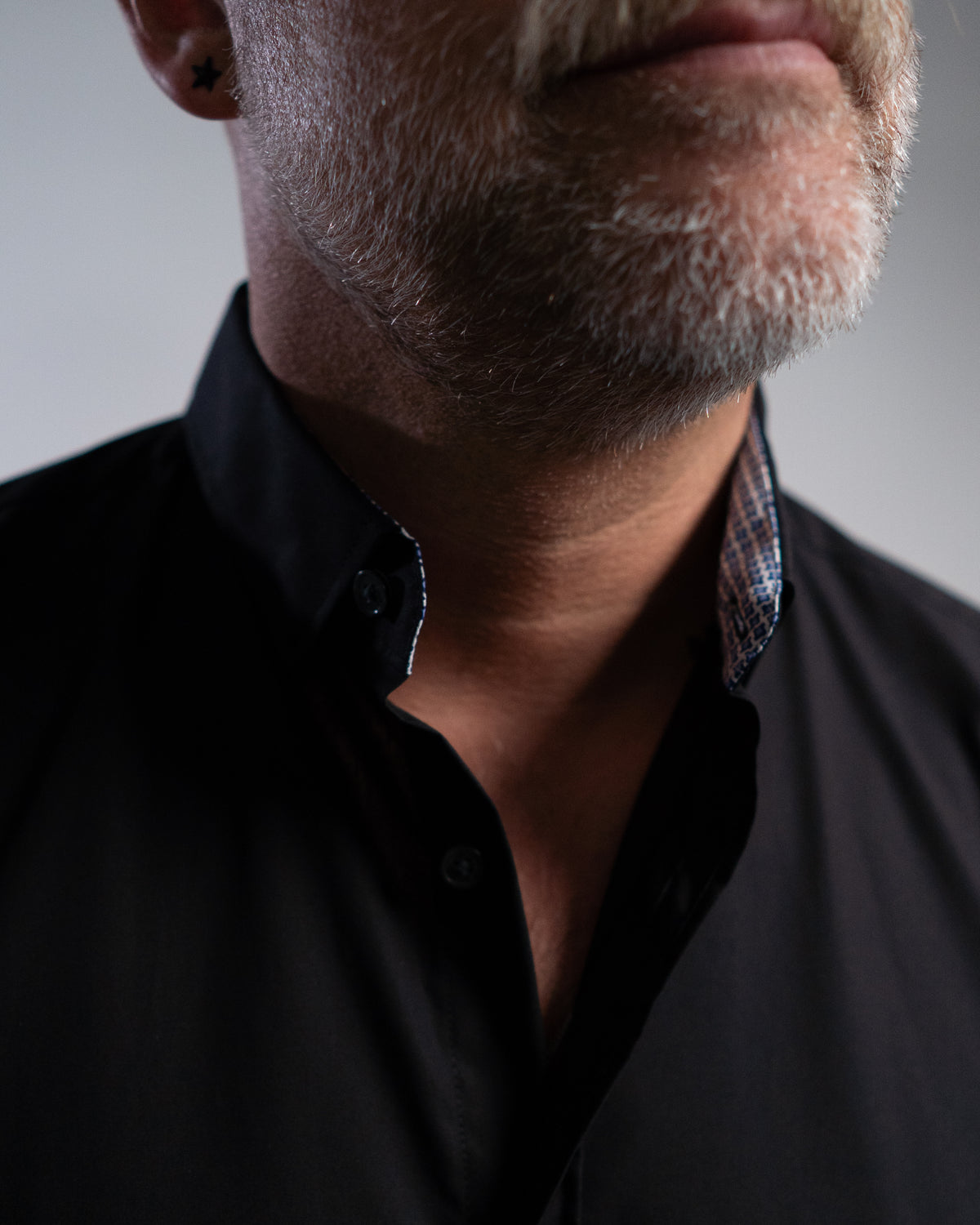 Bügelleichtes Freizeithemd mit Printmuster in Kragen und Manschette in Schwarz (Art. 1014-C)