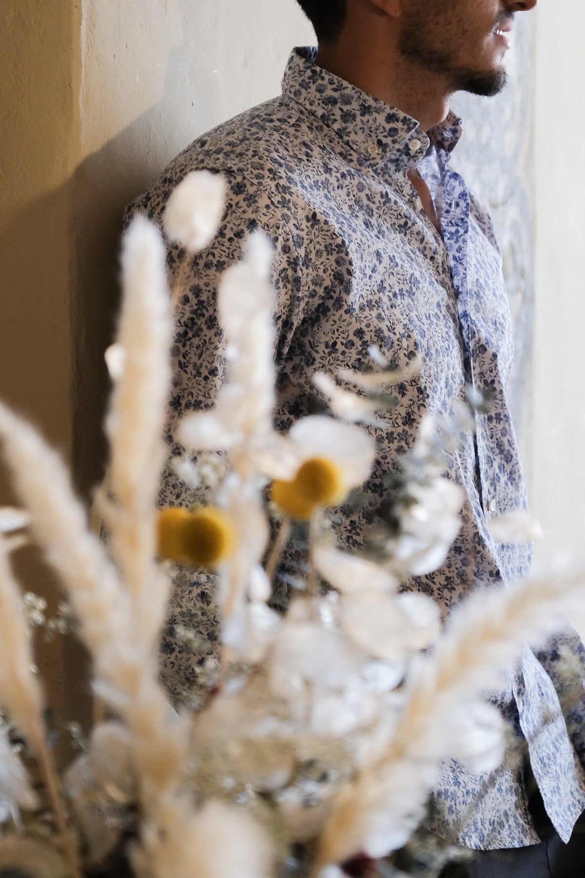 Chemise de loisir imprimée avec motif floral en blanc/bleu (art. 2104-C)