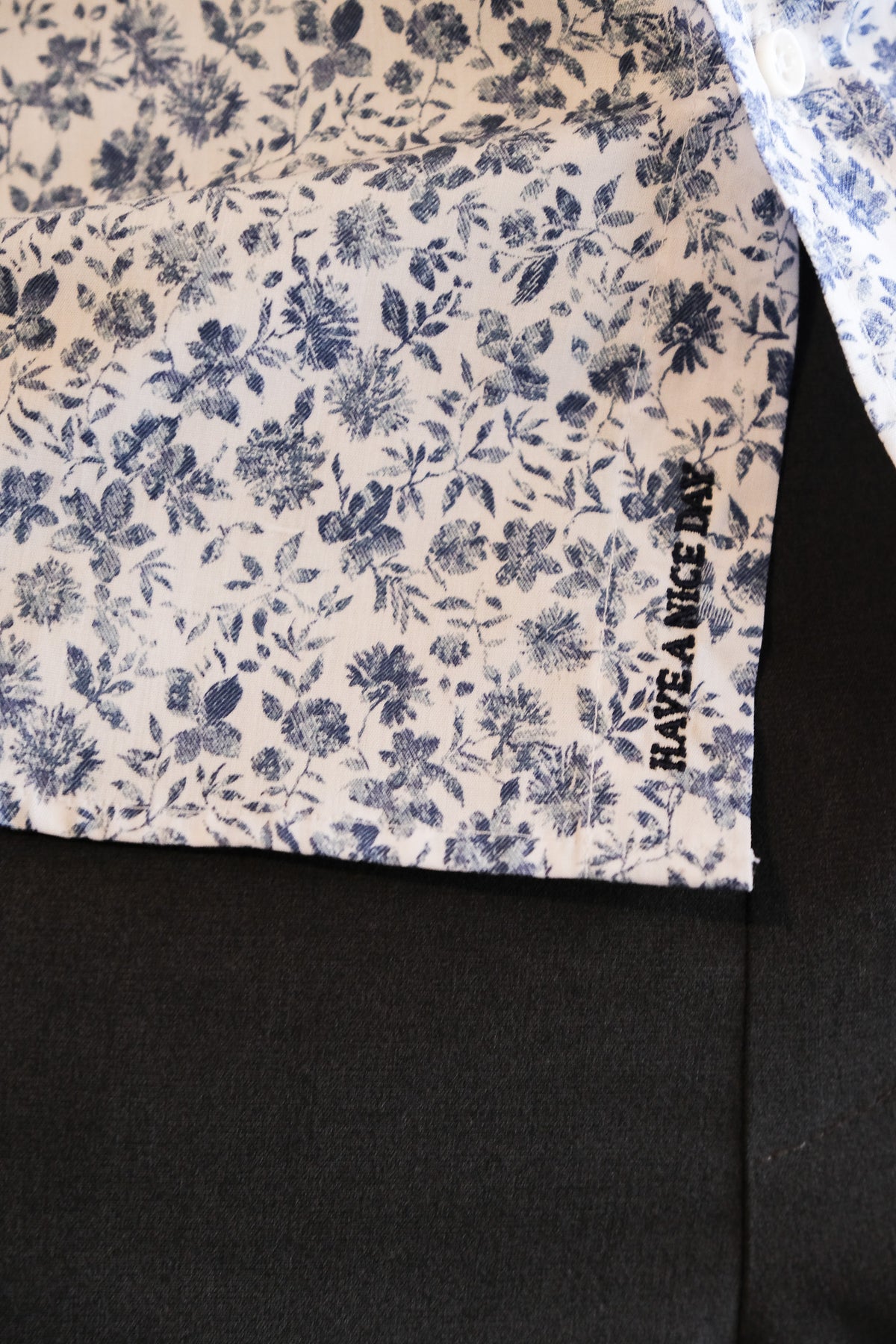 Chemise de loisir imprimée avec motif floral en blanc/bleu (art. 2104-C)