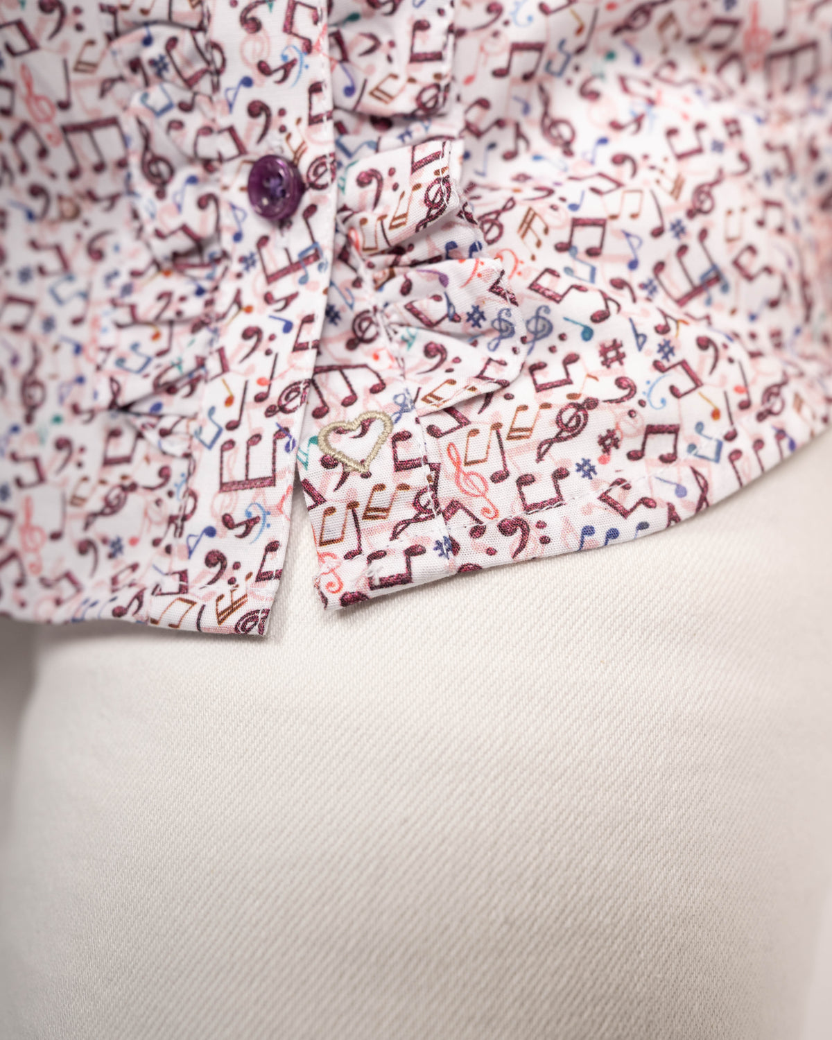 Stretch-Bluse SOPHIE mit Rüschen und Musikprint in Violett (Art. 2232D-S-R)