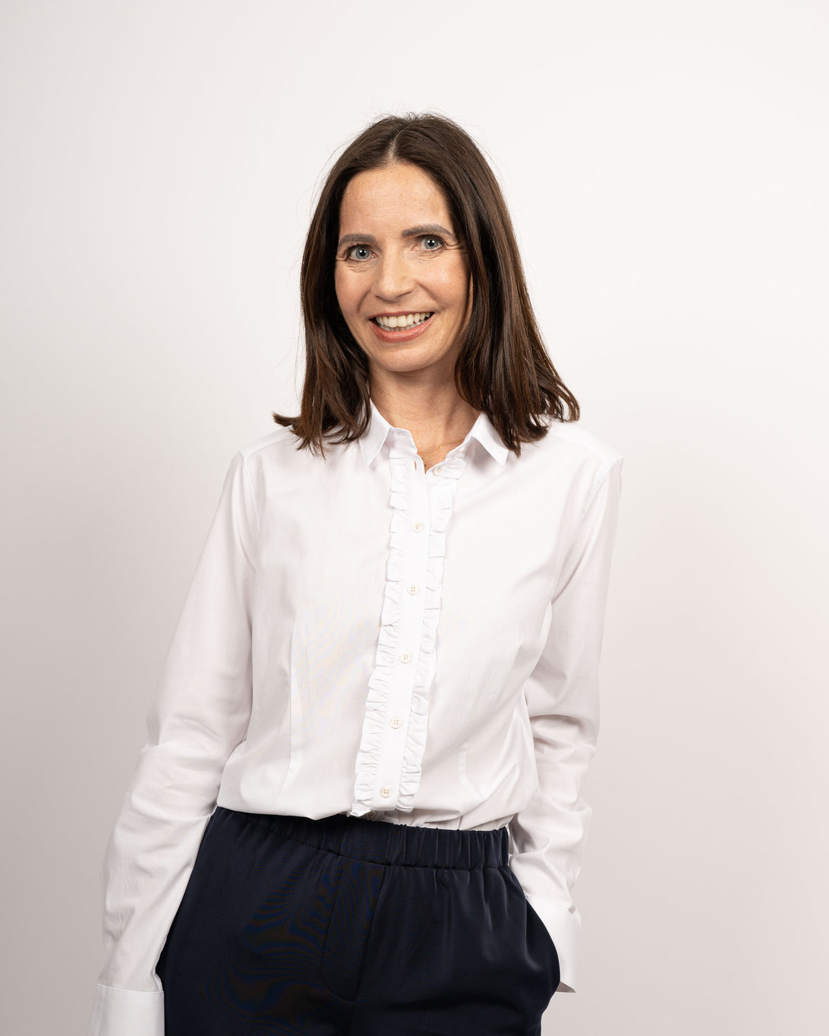 Stretch-Bluse SOPHIE mit Rüschen in Weiss (Art. 1001D-S-R)