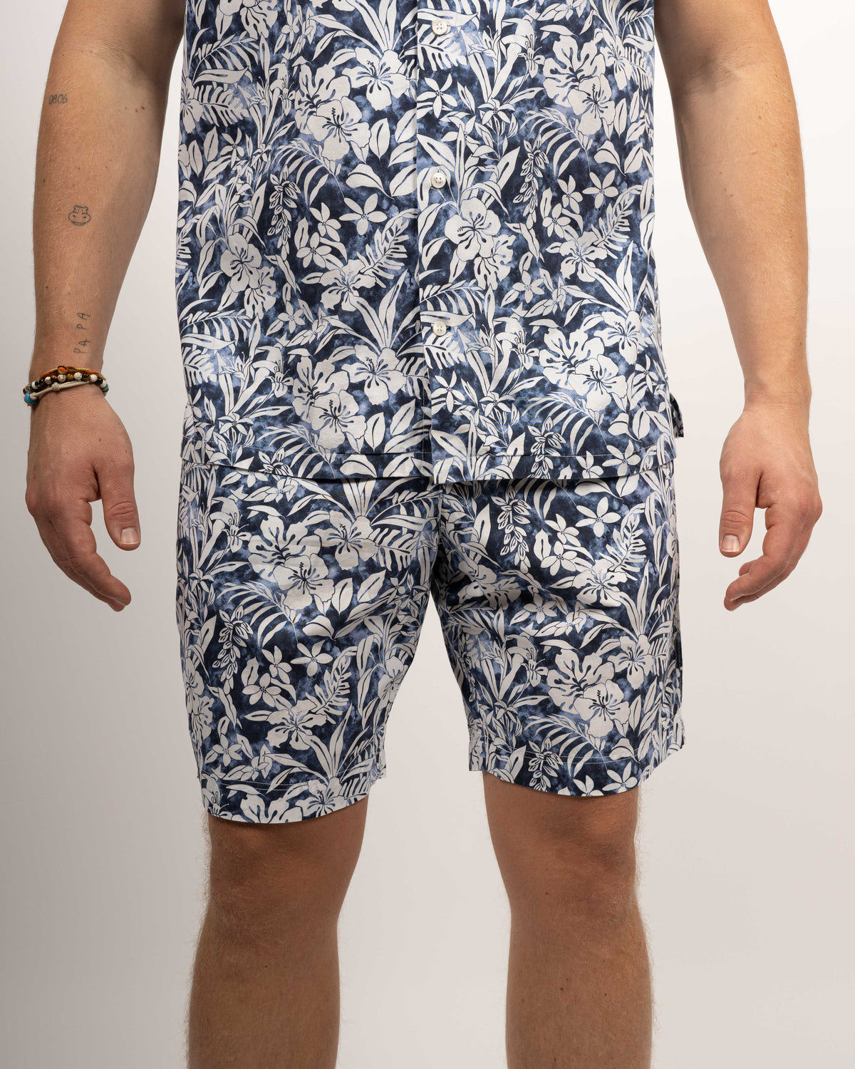 Hawaii-Shorts mit Blumenprint in Dunkelblau (Art. 2621-SH)