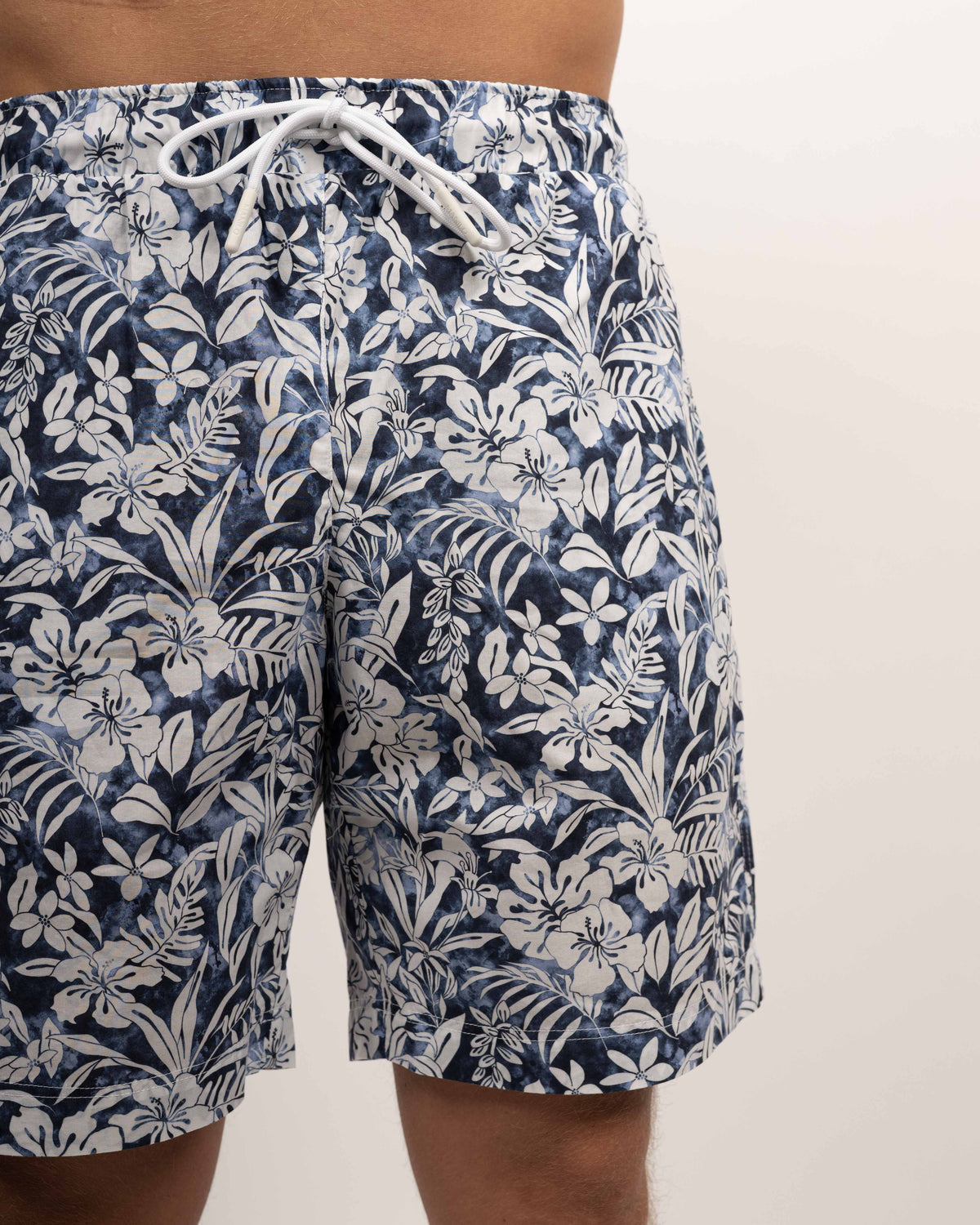 Hawaii-Shorts mit Blumenprint in Dunkelblau (Art. 2621-SH)
