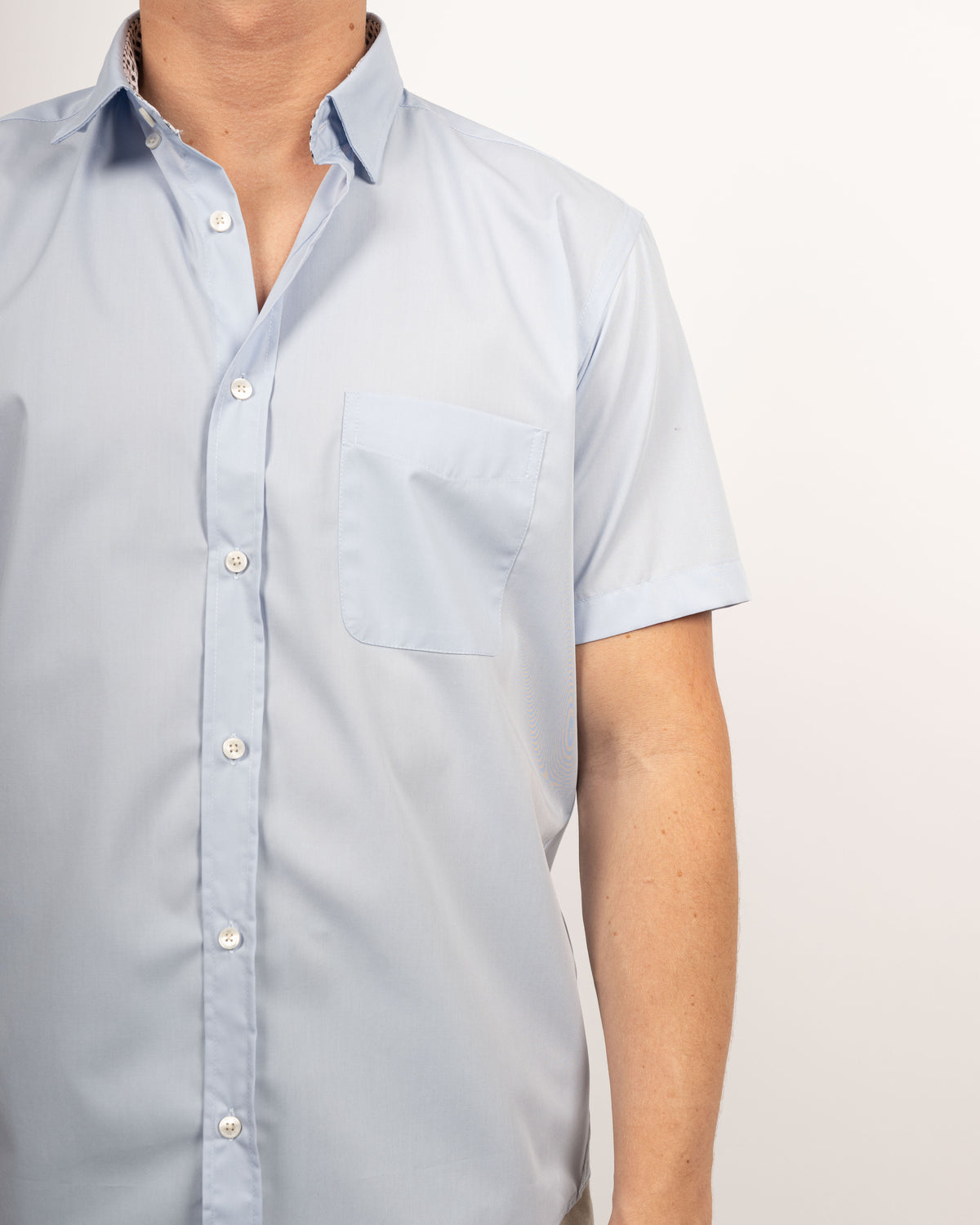 Chemise décontractée facile à repasser à manches courtes avec motif imprimé dans le col en bleu clair (art. 1016-C-KA)