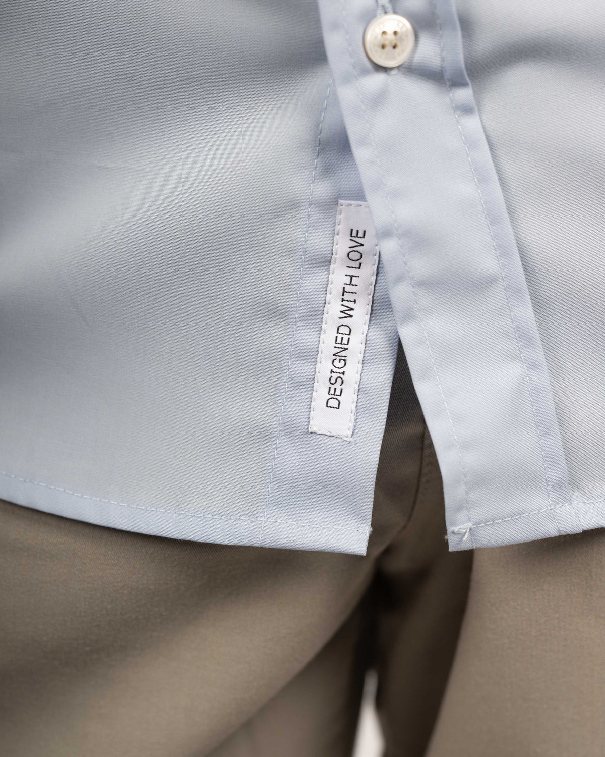 Chemise décontractée facile à repasser à manches courtes avec motif imprimé dans le col en bleu clair (art. 1016-C-KA)