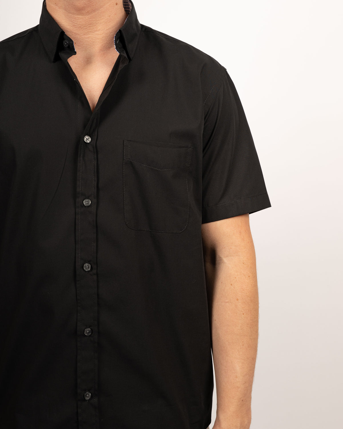 Chemise décontractée facile à repasser à manches courtes avec motif imprimé dans le col en noir (art. 1014-C-KA)