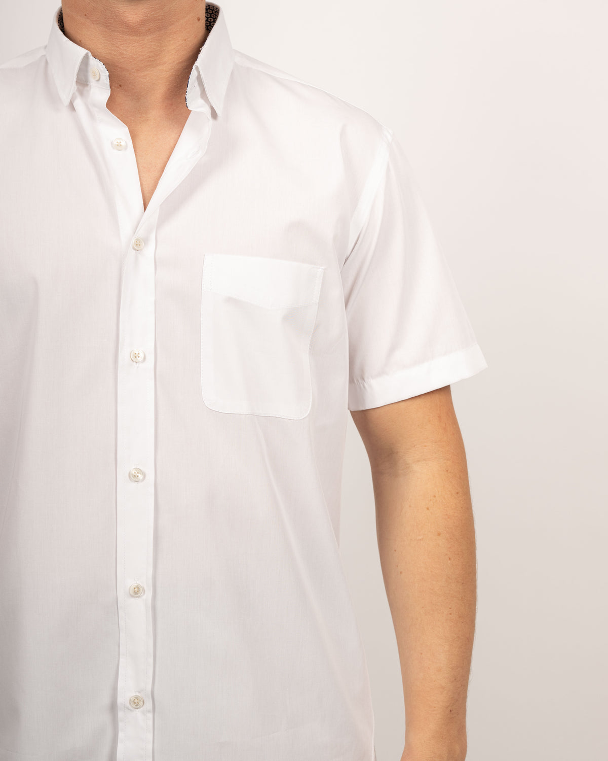 Chemise décontractée facile à repasser à manches courtes avec motif imprimé dans le col en blanc (art. 1011-C-KA)