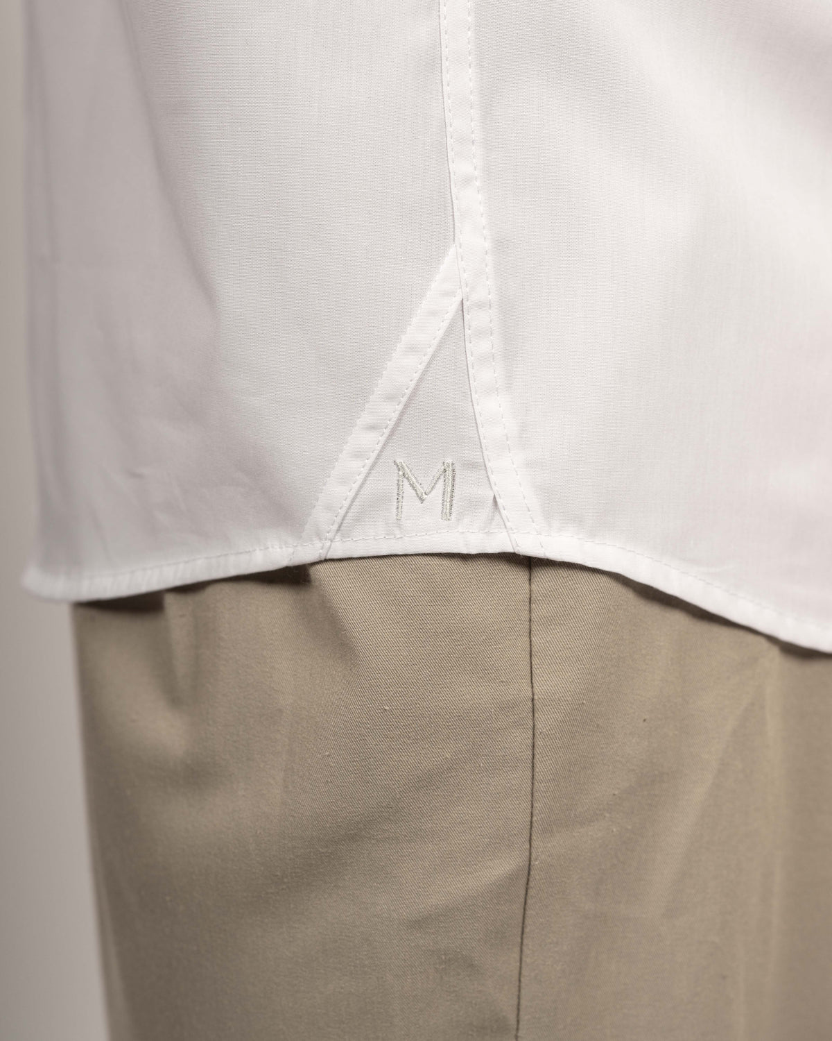 Chemise décontractée facile à repasser à manches courtes avec motif imprimé dans le col en blanc (art. 1011-C-KA)