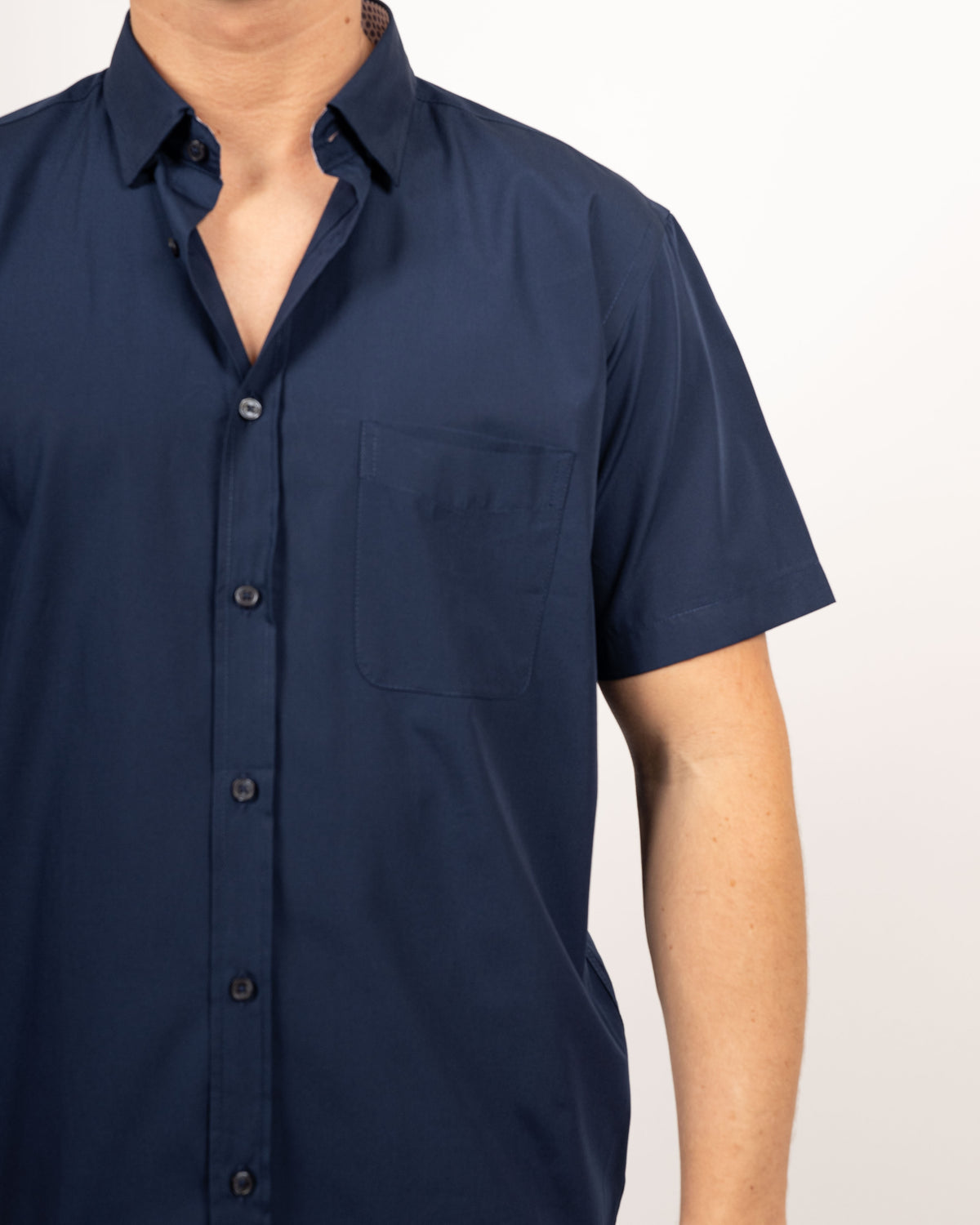 Chemise décontractée facile à repasser à manches courtes avec motif imprimé dans le col en bleu foncé (art. 1013-C-KA)