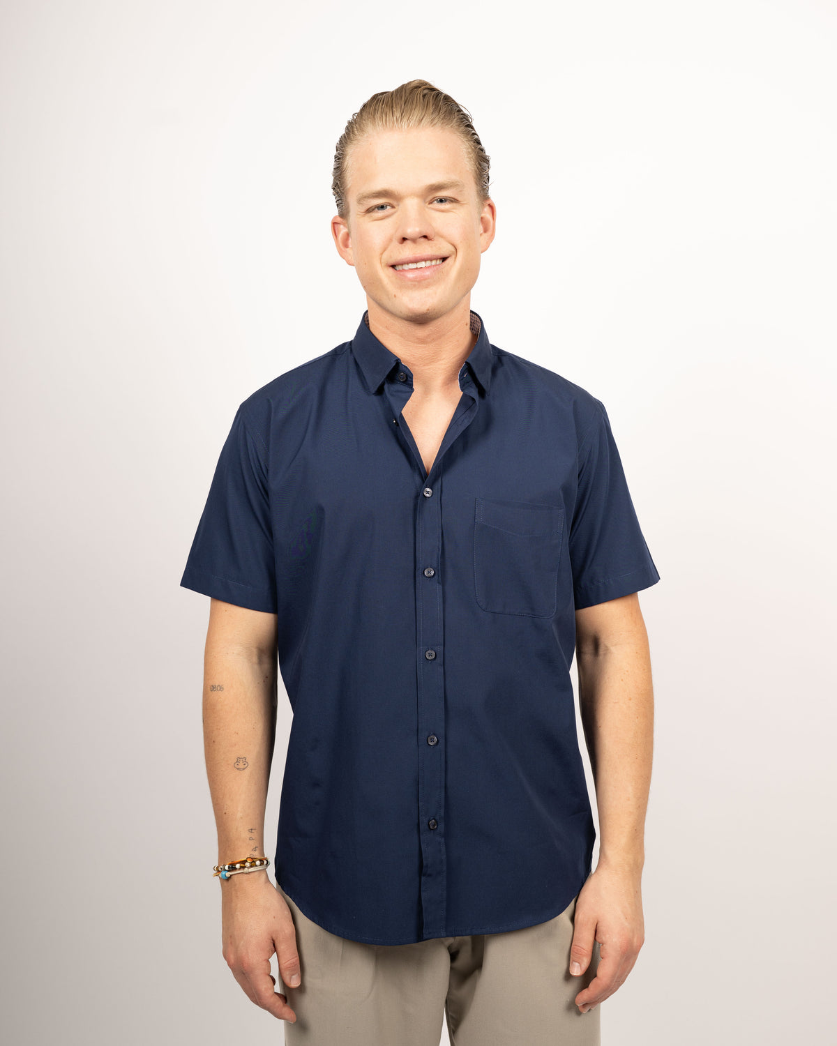 Chemise décontractée facile à repasser à manches courtes avec motif imprimé dans le col en bleu foncé (art. 1013-C-KA)