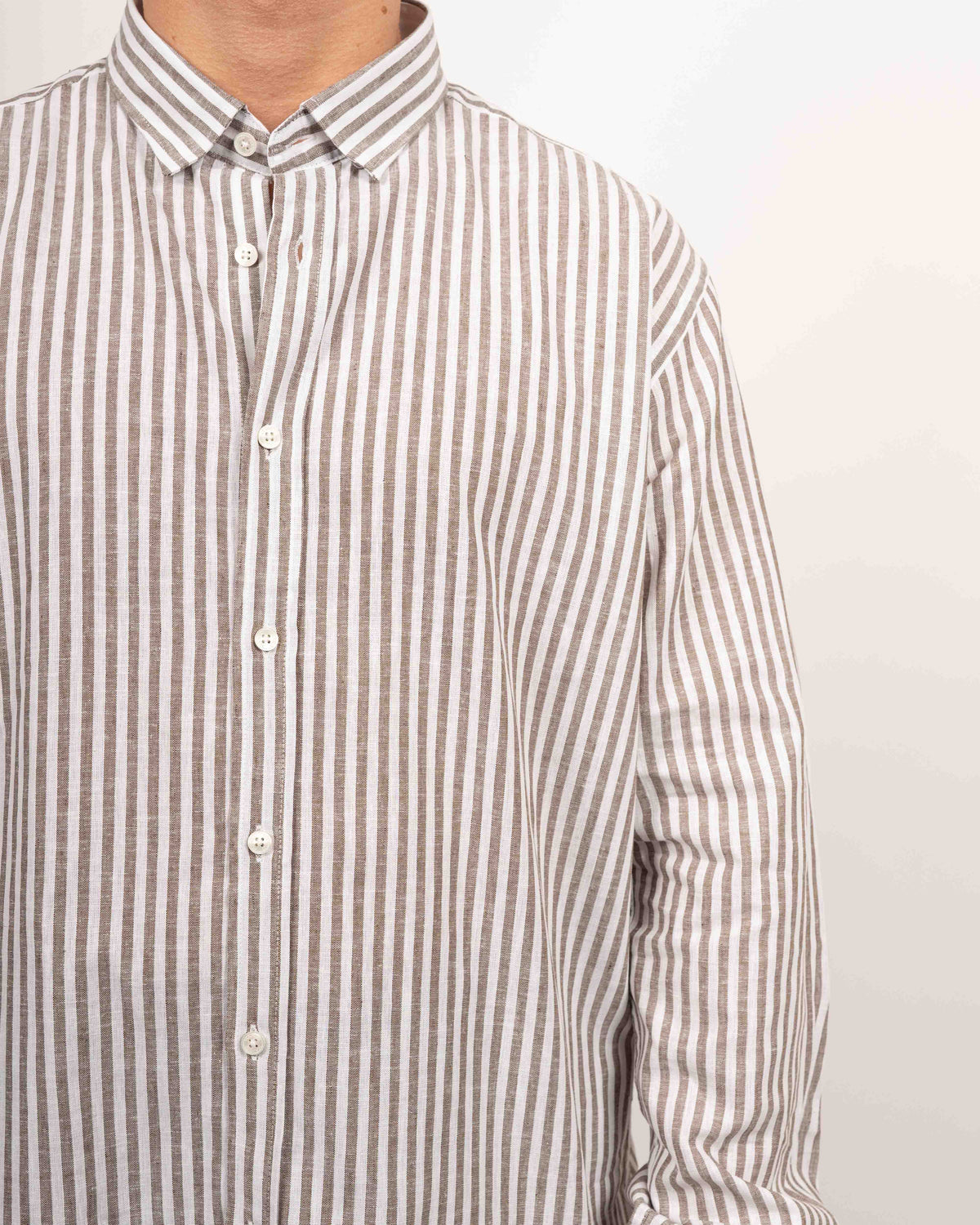 Chemise en lin à manches longues avec rayures en marron (Art. 2574-C)