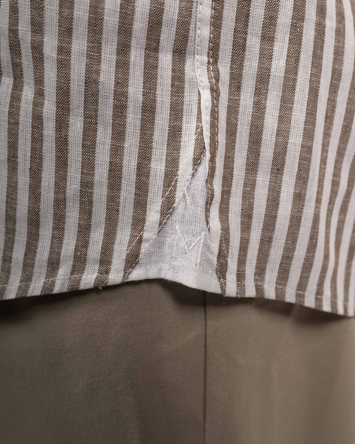 Chemise en lin à manches longues avec rayures en marron (Art. 2574-C)