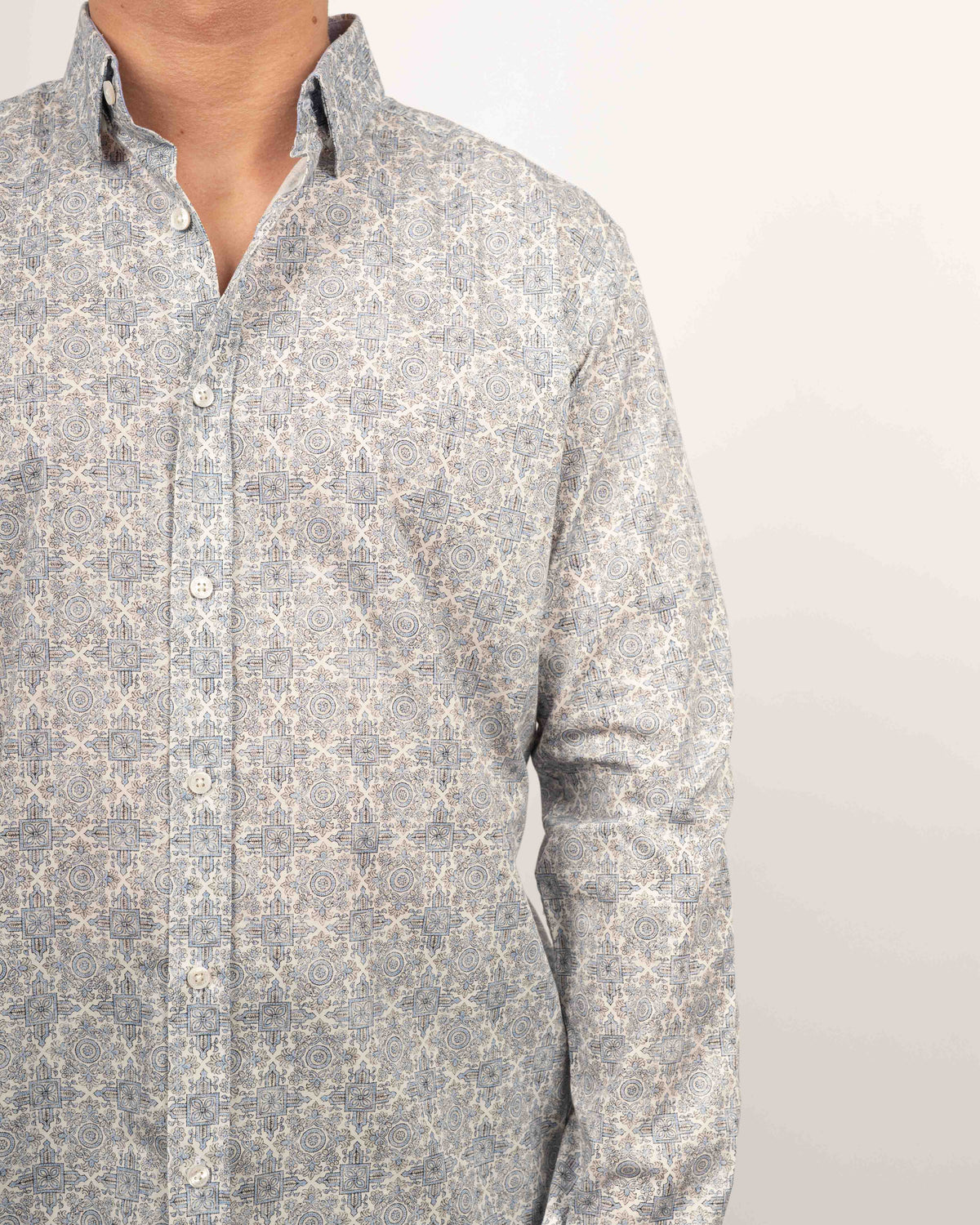 Chemise de loisirs à manches longues avec imprimé oriental bleu clair (2821-C)