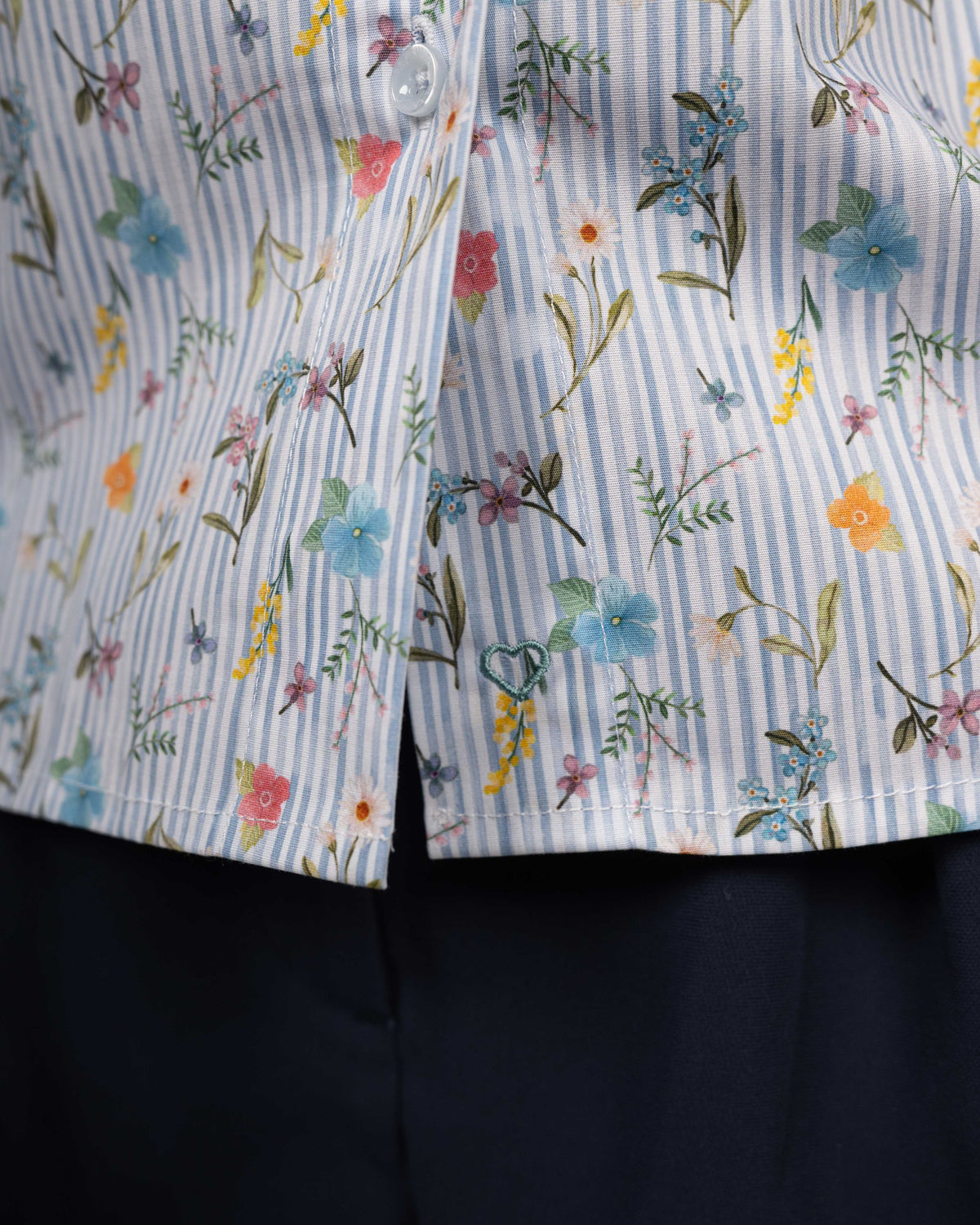 Boxy blouse GABRIELLE with colorful floral print and blue stripes (2304D-G)