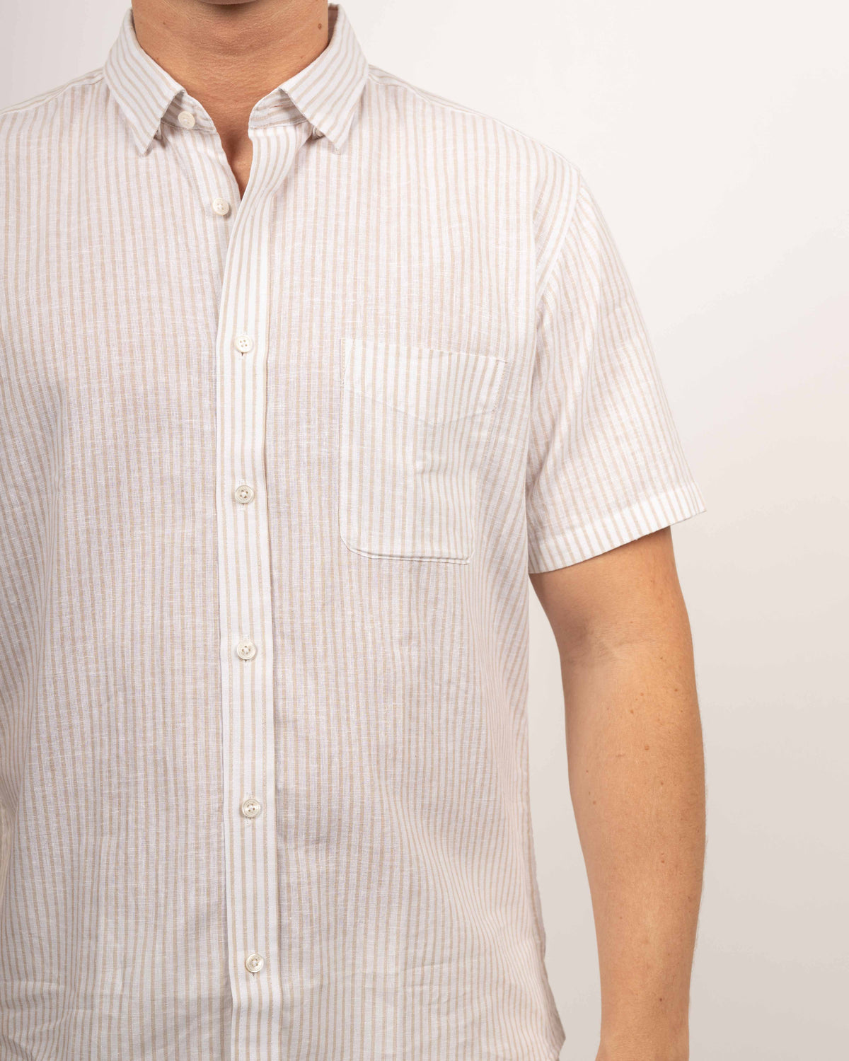 Chemise en lin à manches courtes avec rayures en beige (art. 2261-C-KA)