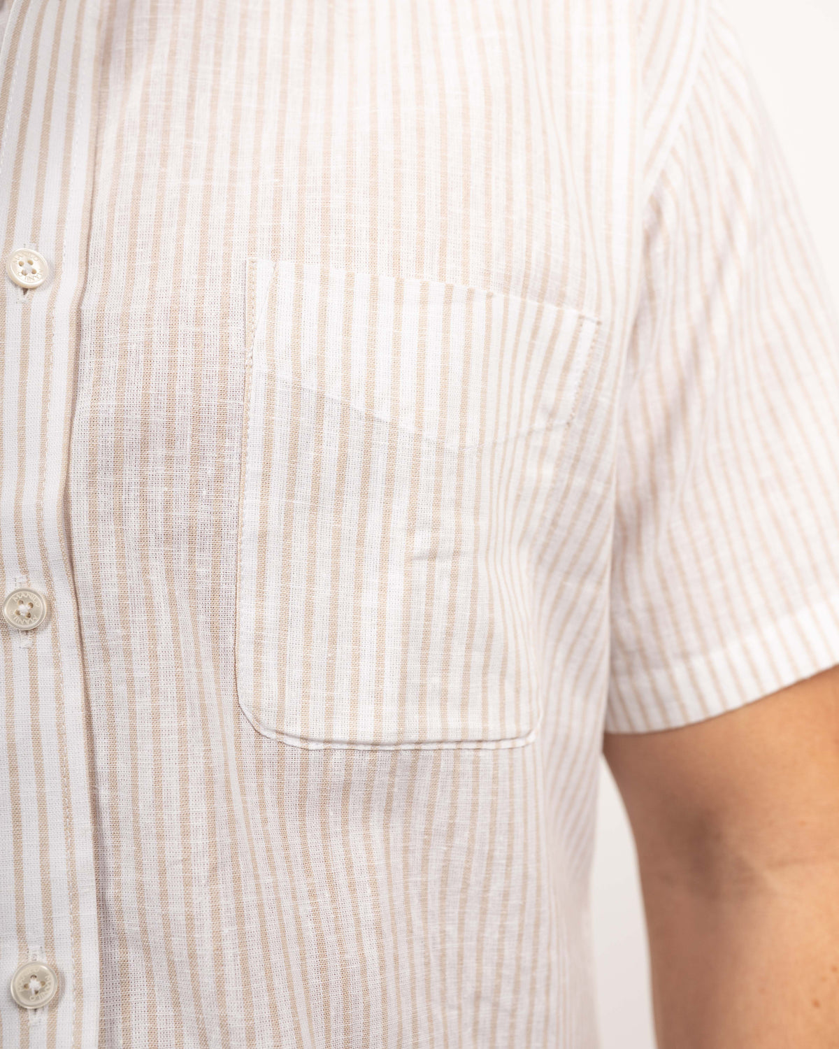 Chemise en lin à manches courtes avec rayures en beige (art. 2261-C-KA)