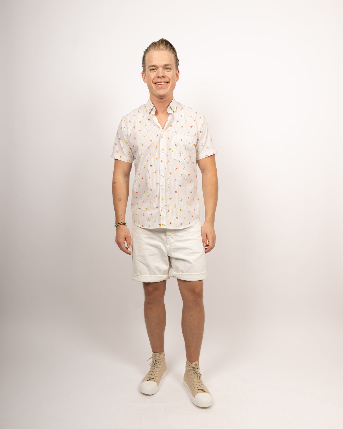 Chemise décontractée à manches courtes avec imprimé cocktail en beige (2841-C-KA)