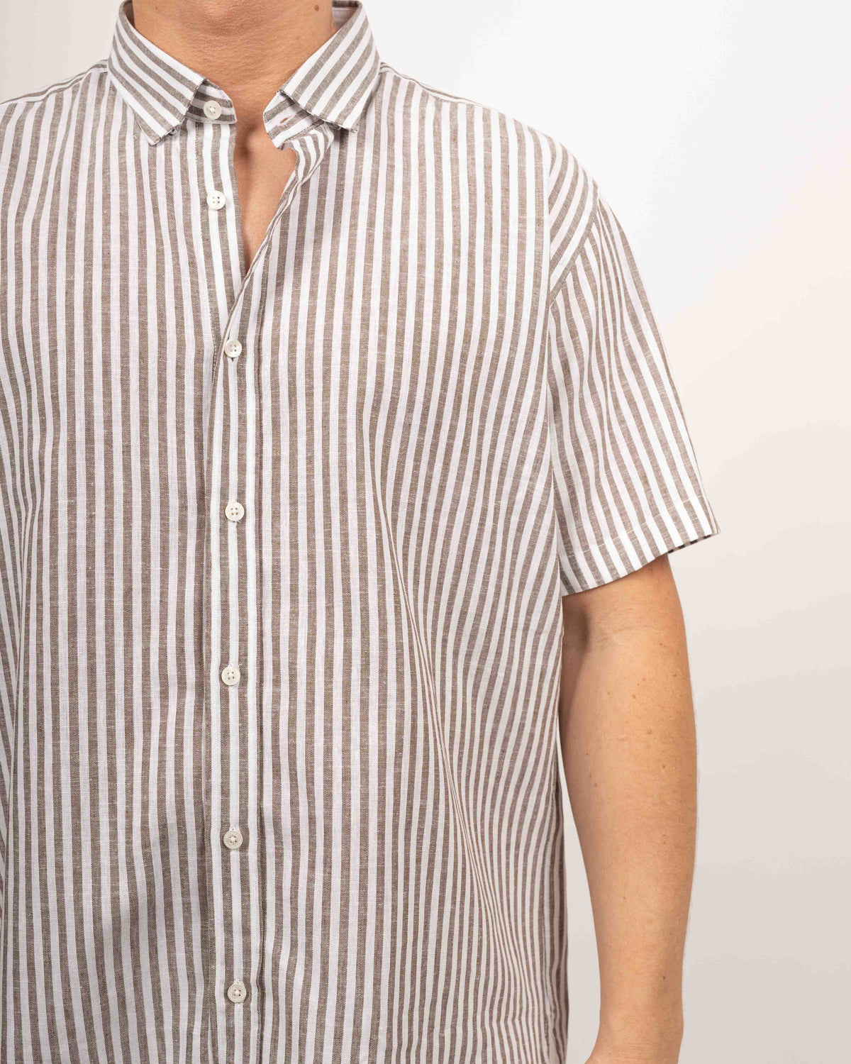 Chemise en lin à manches courtes et rayures marron (art. 2574-C-KA)