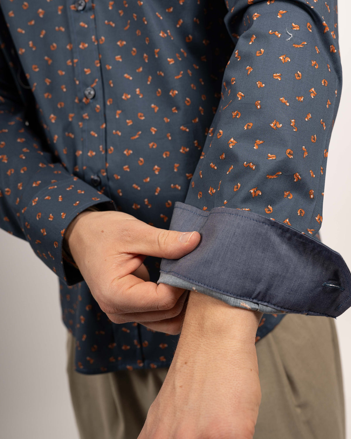 Casual shirt with fox and squirrel print in blue (Art. 2740-C)