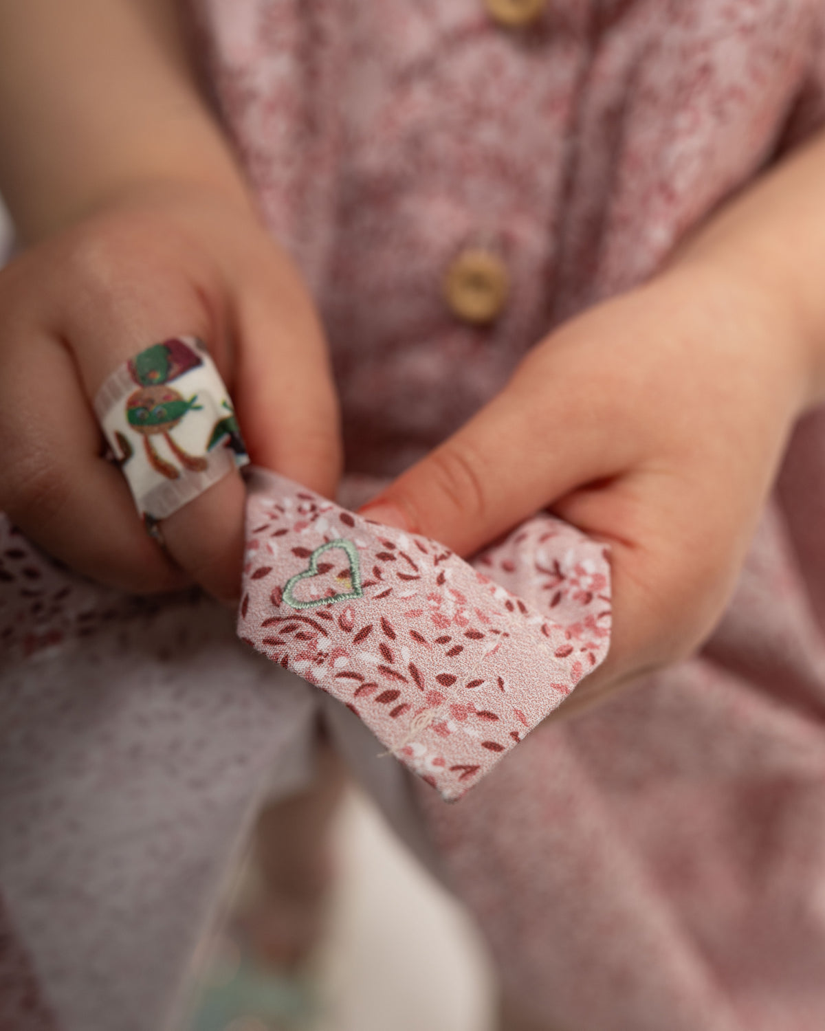 Robe rose pour enfants LAHELA avec imprimé floral (2317K-L)