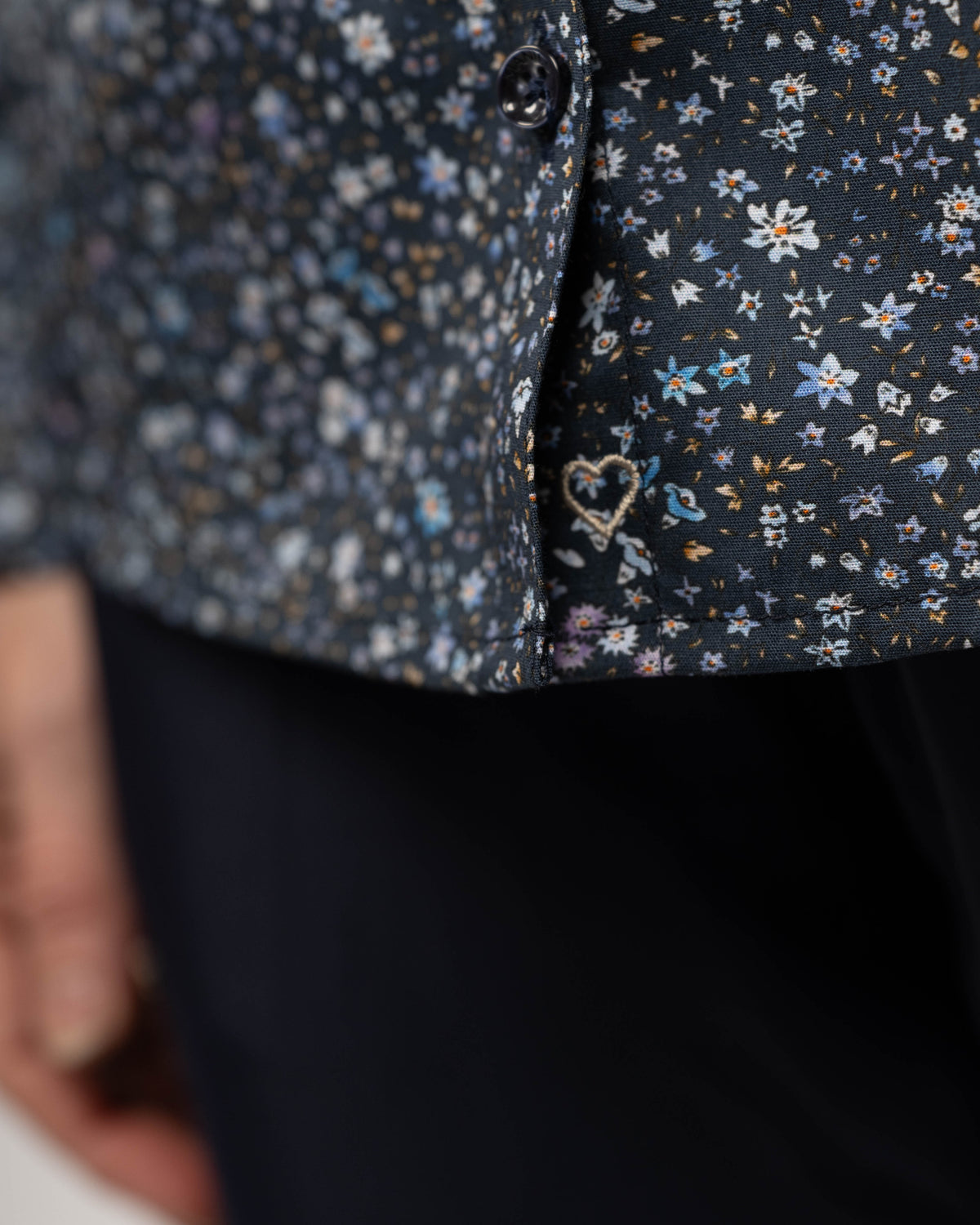 Stretch-Bluse SOPHIE mit Blumenprint in Dunkelblau (Art. 2207D-S)