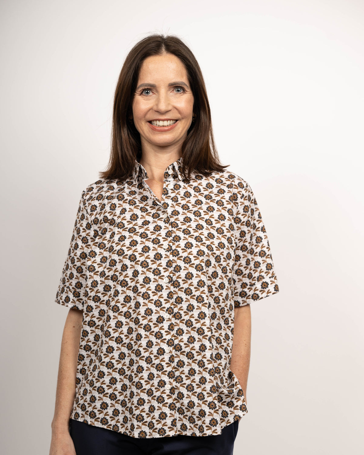 Oversize short-sleeved blouse MARIE with floral print in brown/blue (Art. 2114D-M)