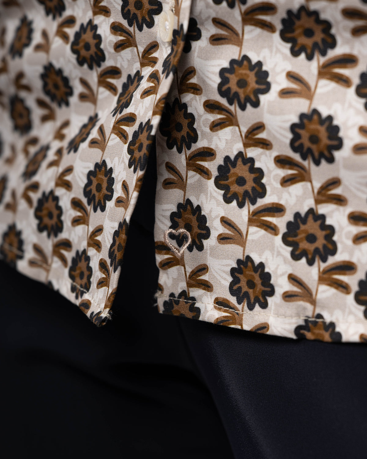 Oversize short-sleeved blouse MARIE with floral print in brown/blue (Art. 2114D-M)