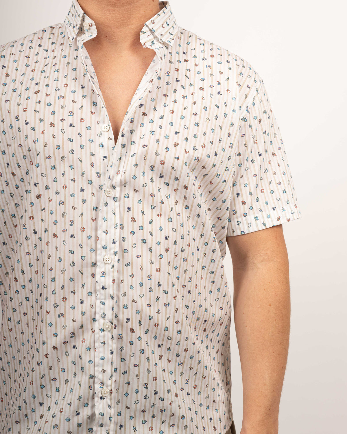 Chemise décontractée à manches courtes avec imprimé de symboles de plage (art. 2526-C-KA)