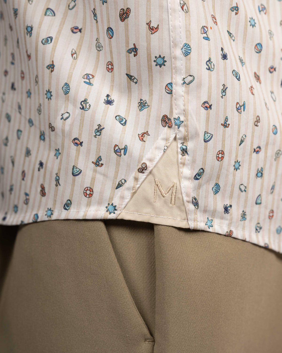 Chemise décontractée à manches courtes avec imprimé de symboles de plage (art. 2526-C-KA)