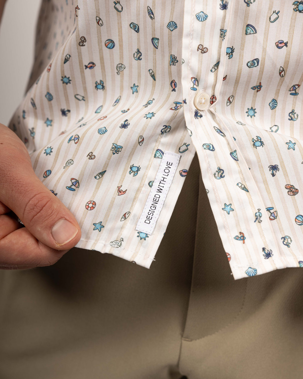 Chemise décontractée à manches courtes avec imprimé de symboles de plage (art. 2526-C-KA)